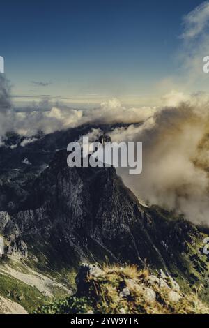 Escursione all'alba sulla Hochplatte vicino a Halblech nelle Alpi Ammergau, Ammergebirge nell'Allgaeu, Baviera, Germania, Europa Foto Stock