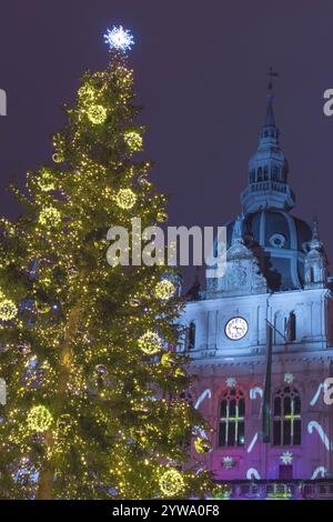 Splendido albero di Natale e edificio del Municipio nella famosa piazza principale Hauptplatz, in inverno di notte, nel centro della città di Graz, regione della Stiria, Austr Foto Stock
