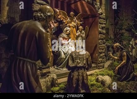 Tradizionale presepe natalizio con belle figure in legno. La nascita di Gesù Cristo nella mangiatoia circondata da Giuseppe, Maria e s. Foto Stock