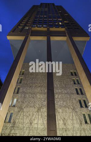 Vista spettacolare dal basso di un moderno grattacielo di notte contro un cielo blu, Rotterdam, Paesi Bassi Foto Stock