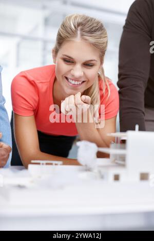 Donna felice, architetto e interior designer con prototipo di edificio per modello di architettura o design industriale in ufficio. Donna, civile Foto Stock