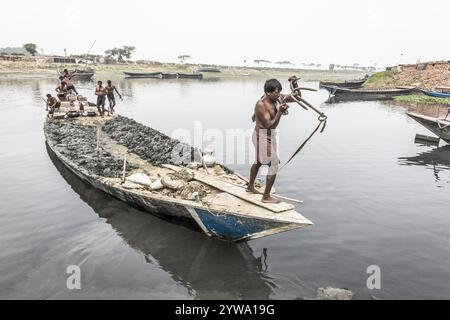 Lavoratori su una barca, Monochrom, Dacca, Bangladesh, Asia Foto Stock