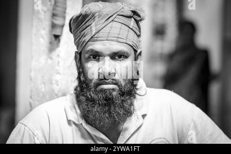 Ritratto di un uomo, monocromatico, Dacca, Bangladesh, Asia Foto Stock