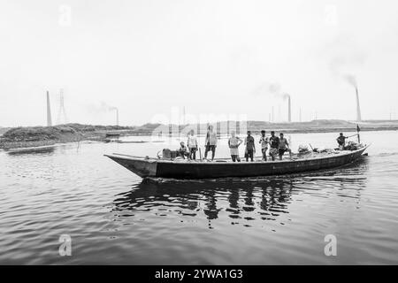 Lavoratori su una barca, Monochrom, Dacca, Bangladesh, Asia Foto Stock