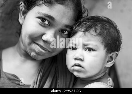 Ritratto di una donna con bambino, monocromatico, Dacca, Bangladesh, Asia Foto Stock