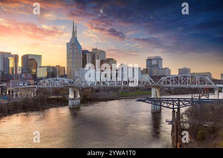 Nashville, Tennessee, USA. Cityscape image of Nashville, Tennessee, USA downtown skyline with reflection of the city the Cumberland River at spring su Foto Stock