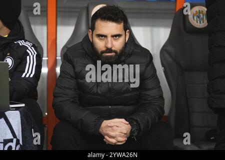 LUBIN, POLONIA - 8 DICEMBRE 2024: Partita di calcio polacca PKO Ekstraklasa tra KGHM Zaglebie Lubin vs Legia Warszawa 0:3. Feio Goncalo capo allenatore di Foto Stock