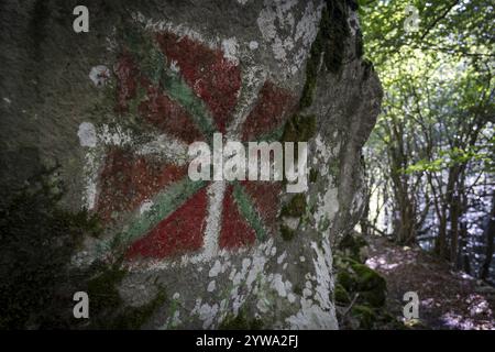 Bandiera basca dipinta sulla roccia, ikurrina, sentiero GR 20, percorso circolare per Aralar, parco naturale Aralar, Guipuzcoa-Navarra, Spagna, Europa Foto Stock