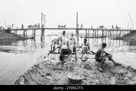 Lavoratori su una barca, Monochrom, Dacca, Bangladesh, Asia Foto Stock