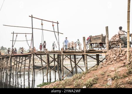 Lavoratori su una barca, Monochrom, Dacca, Bangladesh, Asia Foto Stock