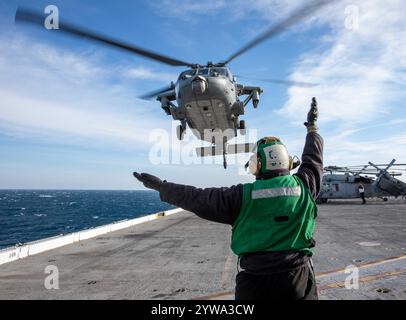 241208-N-OL632-1098 ATLANTIC OCEAN (8 dicembre 2024) Aviation Electrician's Mate 3rd Class Christopher li, assegnato ai Nightdippers of Helicopter Sea Foto Stock