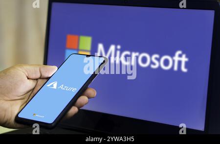 Smartphone con il logo Microsoft Azure, è un servizio cloud offerto come servizio e ospitato nei data center Microsoft. Dacca, Bangladesh 15 agosto 2024. Foto Stock