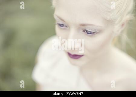 Bionda, giovane donna con rossetto rosso Foto Stock