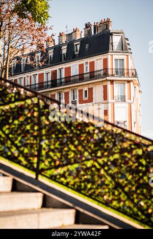 Edificio pendente a Montmartre ai piedi del Sacro cuore di Parigi Foto Stock