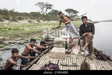 Lavoratori su una barca, Monochrom, Dacca, Bangladesh, Asia Foto Stock