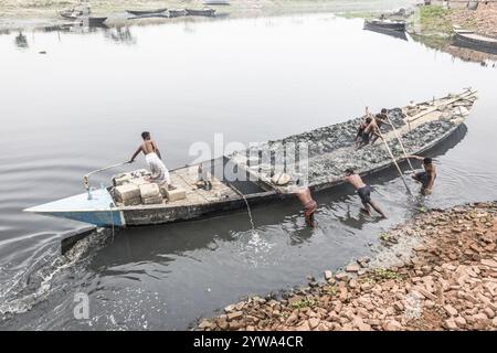 Lavoratori su una barca, Monochrom, Dacca, Bangladesh, Asia Foto Stock