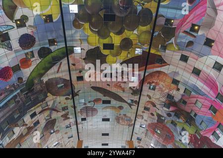 Colorato dipinto del soffitto con vari motivi in un mercato coperto, rotterdam, paesi bassi Foto Stock