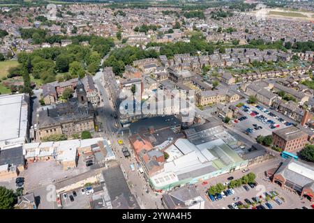 Morley Leeds, 5 giugno 2023: Foto aerea del villaggio di Morley a Leeds, West Yorkshire, nel Regno Unito, che mostra una vista aerea con drone sulla strada principale Foto Stock