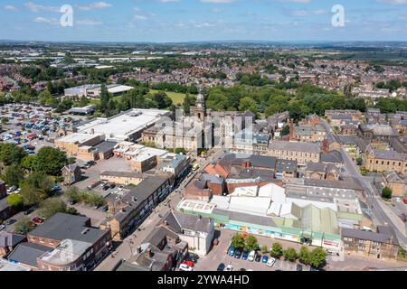 Morley Leeds, 5 giugno 2023: Foto aerea del villaggio di Morley a Leeds, West Yorkshire, nel Regno Unito, che mostra una vista aerea con drone sulla strada principale Foto Stock