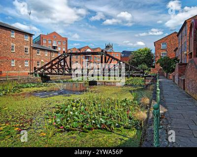 Regno Unito, West Yorkshire, Leeds, Victoria Quays Area con Minster in background. Foto Stock