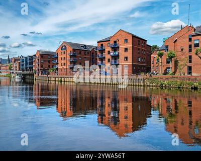 Regno Unito, West Yorkshire, Leeds, guardando verso ovest vicino al Crown Point Bridge lungo il fiume Aire a Langtons Wharf. Foto Stock