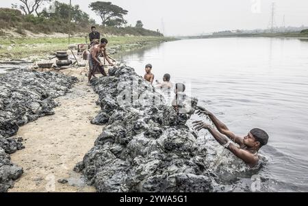 Lavoratori su una barca, Monochrom, Dacca, Bangladesh, Asia Foto Stock