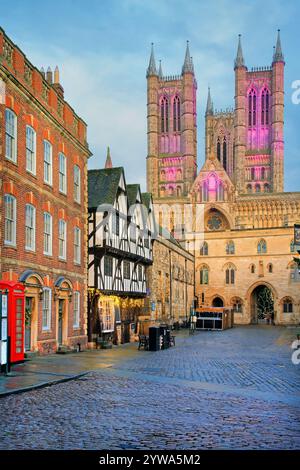 Regno Unito, Lincolnshire, Lincoln Cathedral West Front da Castle Square. Foto Stock