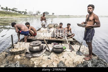 Lavoratori su una barca, Monochrom, Dacca, Bangladesh, Asia Foto Stock