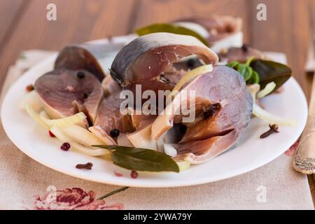 sgombro leggermente salato con cipolle e spezie, in un piatto. Foto Stock