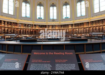 Vista interna della storica Reading Room del British Museum, progettata da Sydney Smirke e riaperta al pubblico nel 2024, a Londra, Regno Unito. Foto Stock