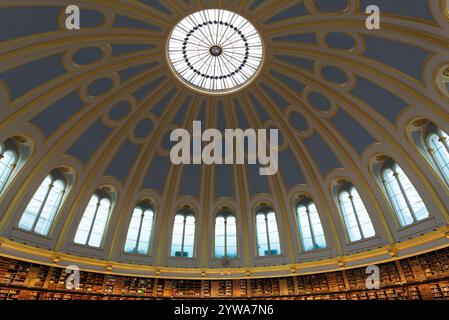 Una vista del soffitto a cupola, del lucernario e delle librerie della storica Reading Room del British Museum, progettata da Sydney Smirke, a Londra, Regno Unito. Foto Stock