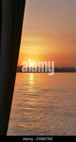 Tramonto sul Nilo vicino a Edfou, vista da dahabiah in Egitto Foto Stock