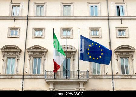 Palazzo Chigi, sede del governo italiano, con le bandiere dell'Italia e dell'UE a Roma Foto Stock