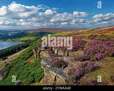 Regno Unito, Derbyshire, Peak District, guardando verso Ladybower Reservoir e Derwent Edge da Bamford Edge. Foto Stock