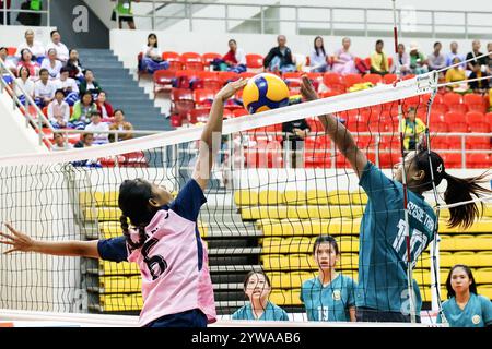 Nay Pyi Taw, Myanmar. 10 dicembre 2024. Gli atleti gareggiano durante la gara di pallavolo al quinto Festival Nazionale dello Sport a Nay Pyi Taw, Myanmar, 10 dicembre 2024. Crediti: Myo Kyaw Soe/Xinhua/Alamy Live News Foto Stock