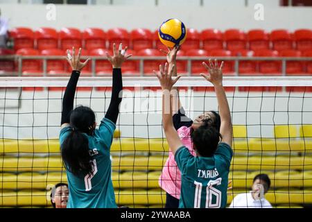 Nay Pyi Taw, Myanmar. 10 dicembre 2024. Gli atleti gareggiano durante la gara di pallavolo al quinto Festival Nazionale dello Sport a Nay Pyi Taw, Myanmar, 10 dicembre 2024. Crediti: Myo Kyaw Soe/Xinhua/Alamy Live News Foto Stock