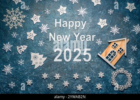 Felice anno nuovo 2025 su sfondo blu di Natale con decorazioni a glassa Foto Stock