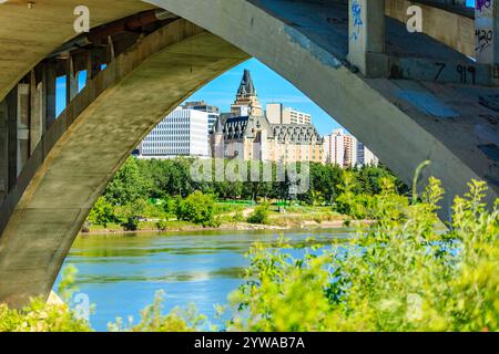 Un ponte su un fiume con una città sullo sfondo. Il ponte è aperto e la città è visibile in lontananza Foto Stock