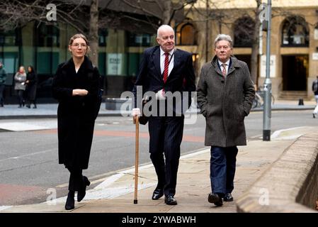 L'ex avvocato per i diritti umani Phil Shiner (centro) arriva al Southwark Crown Court di Londra. Il sig. Shiner, 67 anni, ha ammesso che un agente che agisce per suo conto era un potenziale cliente a freddo in Iraq e che il sig. Shiner aveva pagato commissioni di rinvio, entrambe contravvenendo alle condizioni per la concessione di un contratto di assistenza giudiziaria nell’ambito di un controllo giurisdizionale. Data foto: Martedì 10 dicembre 2024. Foto Stock