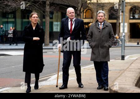 L'ex avvocato per i diritti umani Phil Shiner (centro) arriva al Southwark Crown Court di Londra. Il sig. Shiner, 67 anni, ha ammesso che un agente che agisce per suo conto era un potenziale cliente a freddo in Iraq e che il sig. Shiner aveva pagato commissioni di rinvio, entrambe contravvenendo alle condizioni per la concessione di un contratto di assistenza giudiziaria nell’ambito di un controllo giurisdizionale. Data foto: Martedì 10 dicembre 2024. Foto Stock