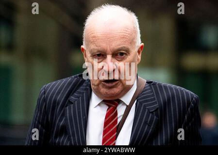 L'ex avvocato per i diritti umani Phil Shiner arriva al Southwark Crown Court di Londra. Il sig. Shiner, 67 anni, ha ammesso che un agente che agisce per suo conto era un potenziale cliente a freddo in Iraq e che il sig. Shiner aveva pagato commissioni di rinvio, entrambe contravvenendo alle condizioni per la concessione di un contratto di assistenza giudiziaria nell’ambito di un controllo giurisdizionale. Data foto: Martedì 10 dicembre 2024. Foto Stock