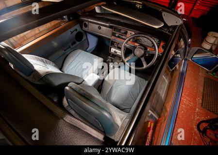 Crayford Cortina cabriolet - classico tetto in tessuto inglese anni '1980 convertito da una berlina della Crayford i costruttori di auto cabriolet Foto Stock