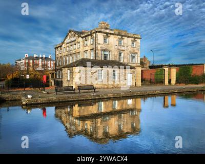 UK, South Yorkshire, Sheffield, Victoria Quays, Sheffield e South Yorkshire Navigation, Sheaf Quay e Crown Plaza Royal Victoria Hotel. Foto Stock