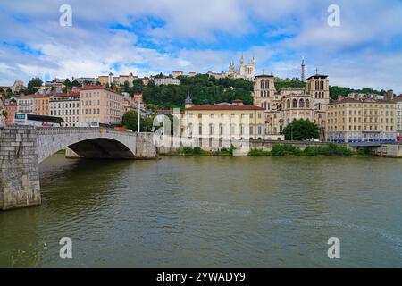 LIONE, FRANCIA - 4 LUGLIO 2024 - Vista degli edifici colorati sulla banchina sul fiume Saone nel centro di Lione, Francia. Foto Stock