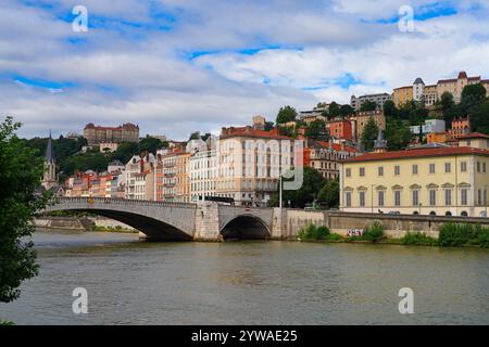 LIONE, FRANCIA - 4 LUGLIO 2024 - Vista degli edifici colorati sulla banchina sul fiume Saone nel centro di Lione, Francia. Foto Stock