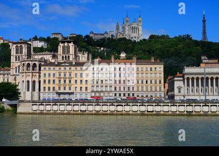 LIONE, FRANCIA - 4 LUGLIO 2024 - Vista degli edifici colorati sulla banchina sul fiume Saone nel centro di Lione, Francia. Foto Stock