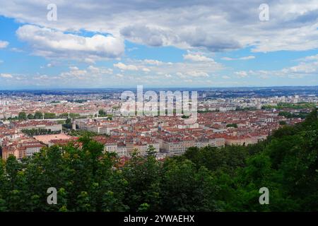 LIONE, FRANCIA - 4 LUGLIO 2024 - Vista panoramica del centro di Lione vista dalla Basilica di Notre Dame di Fourvière. Foto Stock