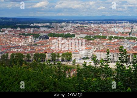 LIONE, FRANCIA - 4 LUGLIO 2024 - Vista panoramica del centro di Lione vista dalla Basilica di Notre Dame di Fourvière. Foto Stock