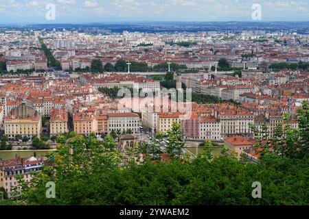 LIONE, FRANCIA - 4 LUGLIO 2024 - Vista panoramica del centro di Lione vista dalla Basilica di Notre Dame di Fourvière. Foto Stock