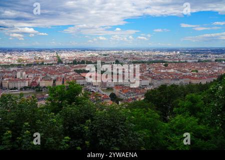 LIONE, FRANCIA - 4 LUGLIO 2024 - Vista panoramica del centro di Lione vista dalla Basilica di Notre Dame di Fourvière. Foto Stock